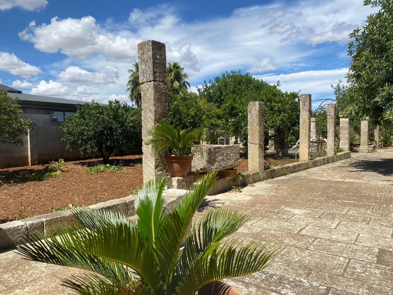 Corte esterna con colonne in pietra