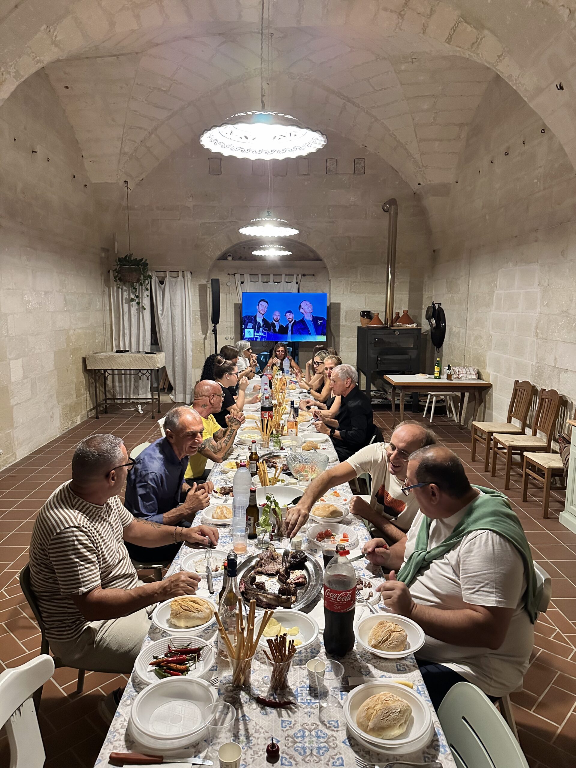 Tavolata conviviale sotto la volta in pietra