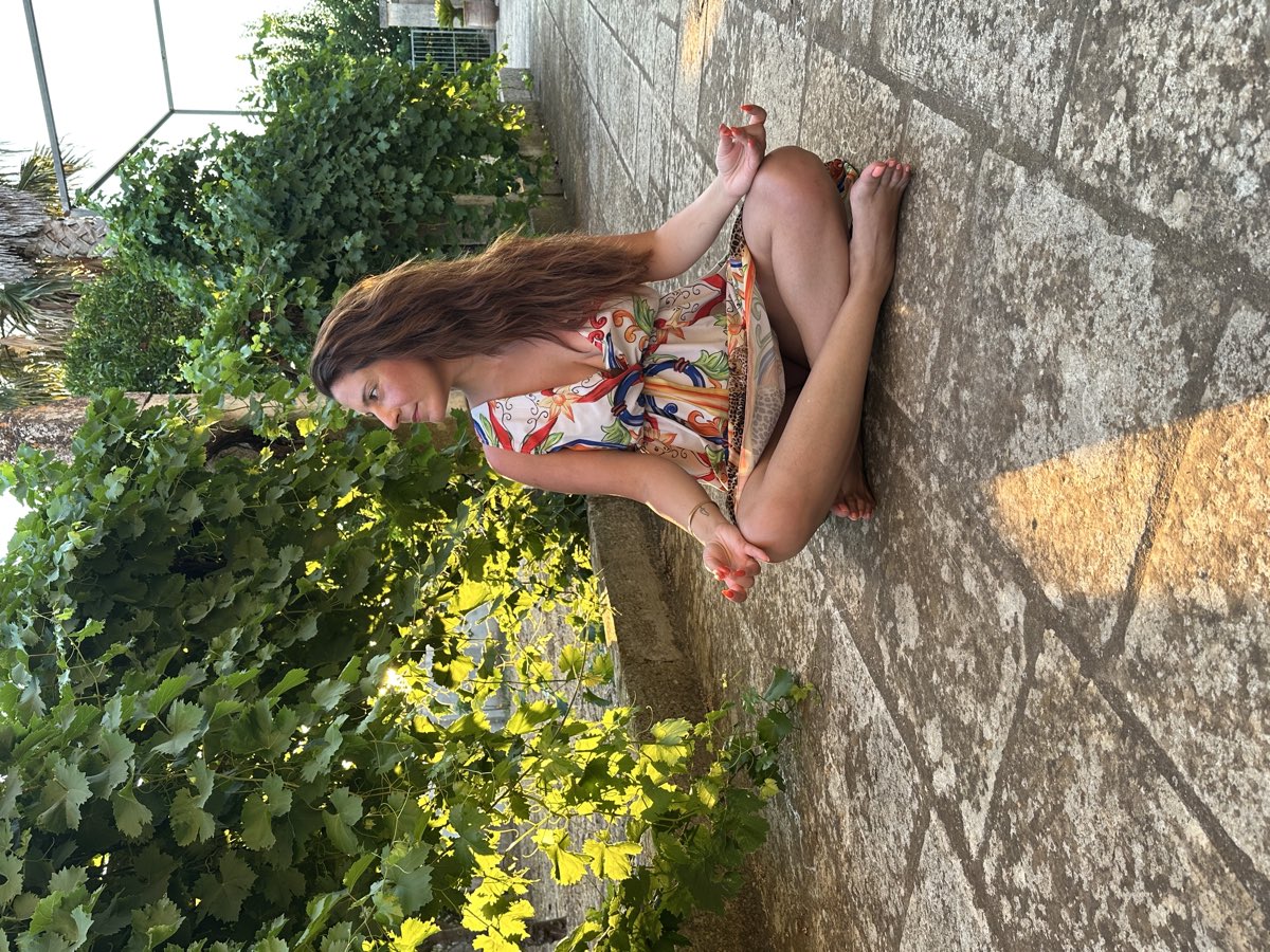 Pratica di yoga nella campagna della Grecìa Salentina, alla Masseria Montanari