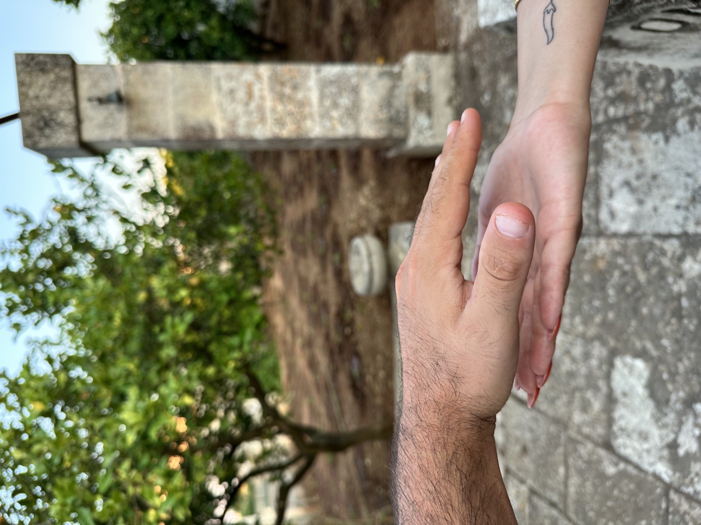 Sessione di reiki durante un ritiro olistico alla Masseria Montanari nel Salento