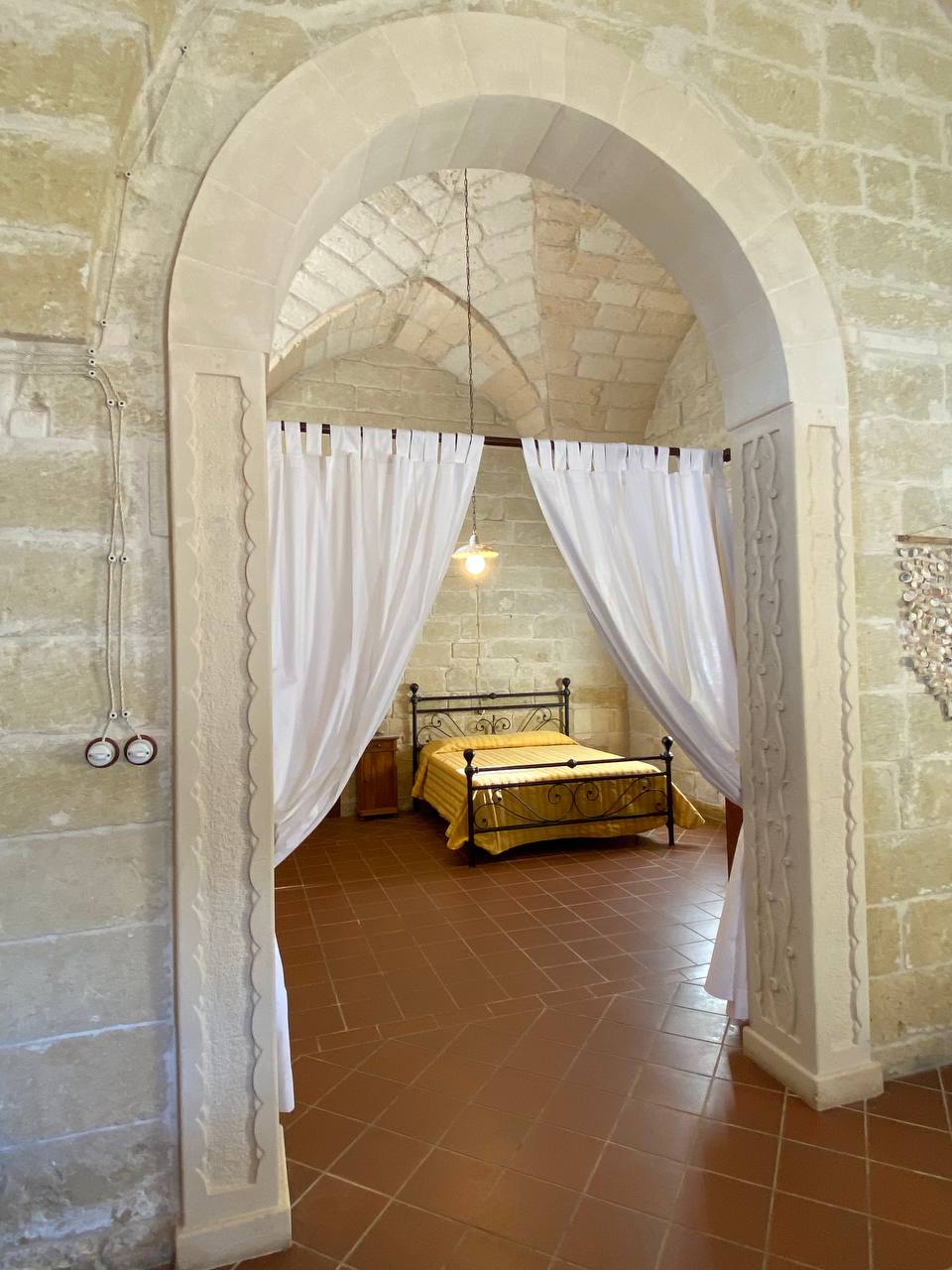 Antico arco in pietra che separa le due camere