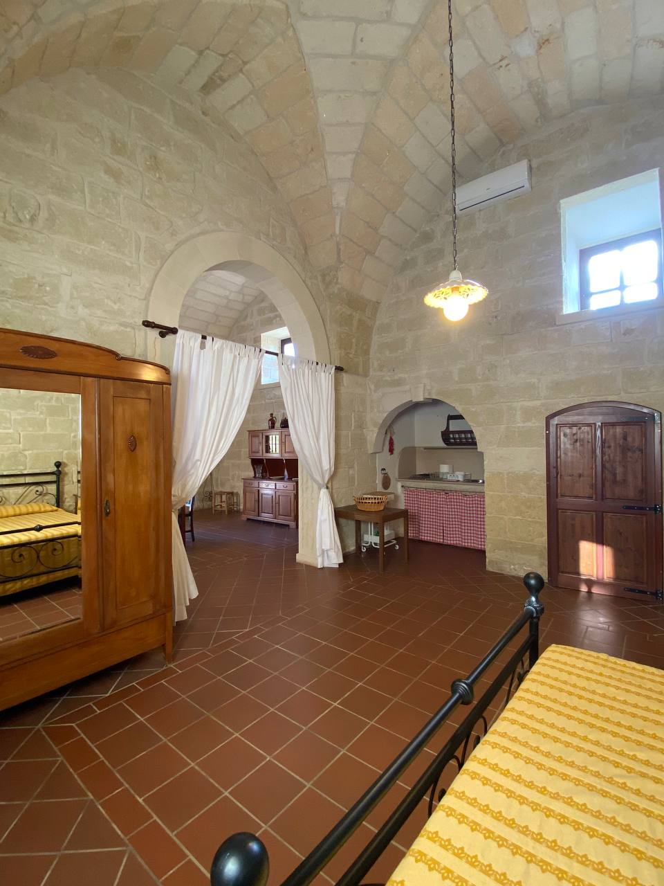 Cucina ricavata da un antico camino
