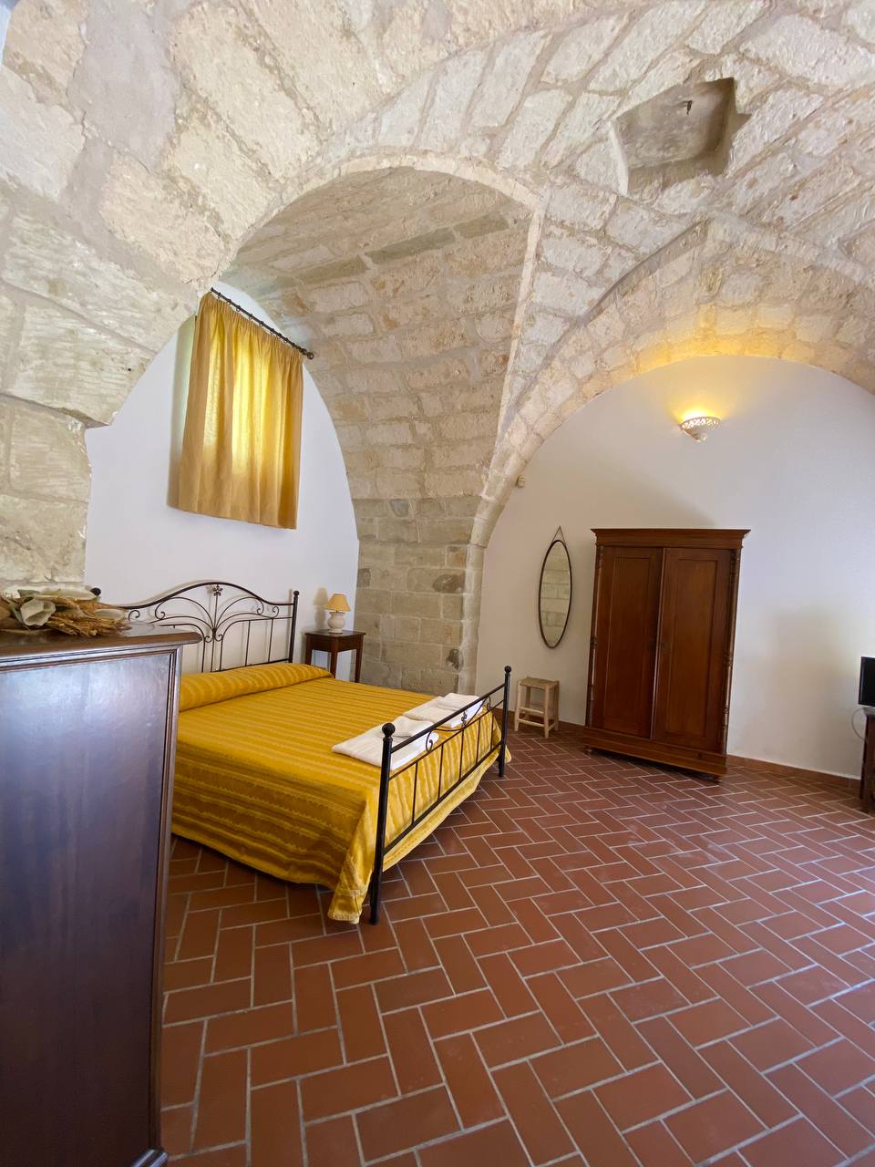 Camera da letto Artemisia con arredi d’epoca in masseria