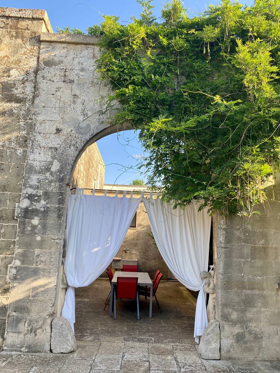 Arco del 1700 con bouganville al tramonto
