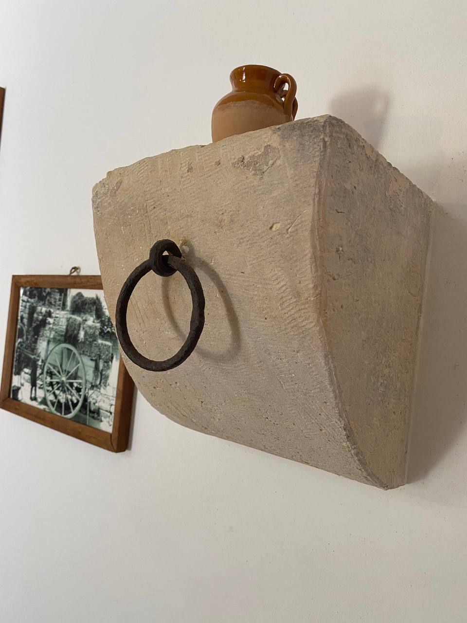 Dettaglio in pietra con anello e antica foto