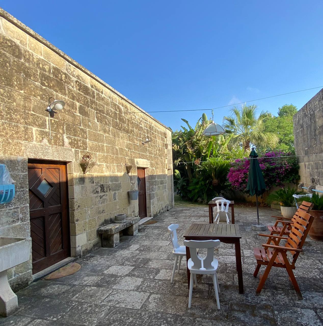 Atrio e giardino esterno