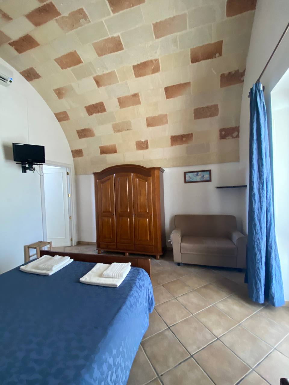 Ambiente con divano e volta